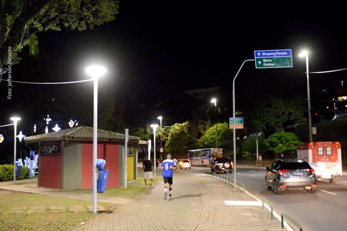 Ações de vandalismo afetam infraestrutura pública e elevam custos de manutenção na capital baiana.