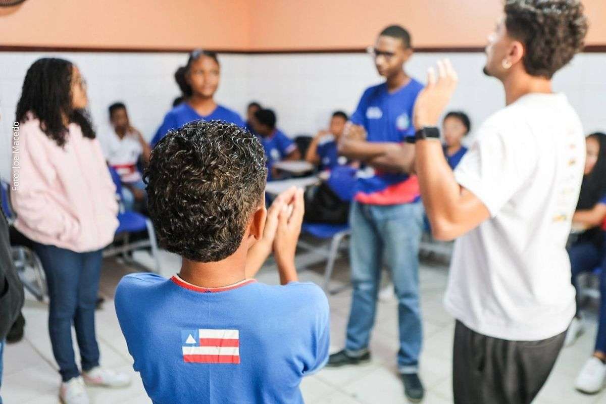 Oficinas com base no Teatro do Oprimido envolvem estudantes e ampliam debate sobre convivência e cidadania.