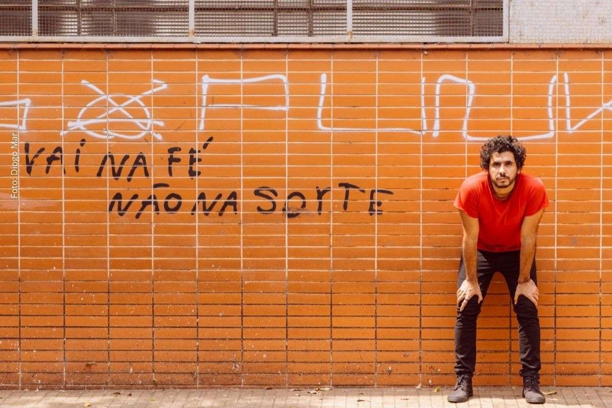 Gustavo Ortiz lança álbum “Arrasto” com 12 faixas e aborda trabalho, afeto e resistência social