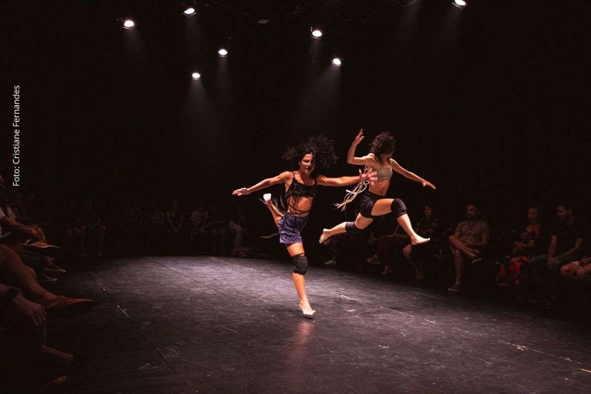 Programação de abril inclui espetáculo de dança, ação cênica, show musical, oficina de cenografia e debate sobre acessibilidade na dança.