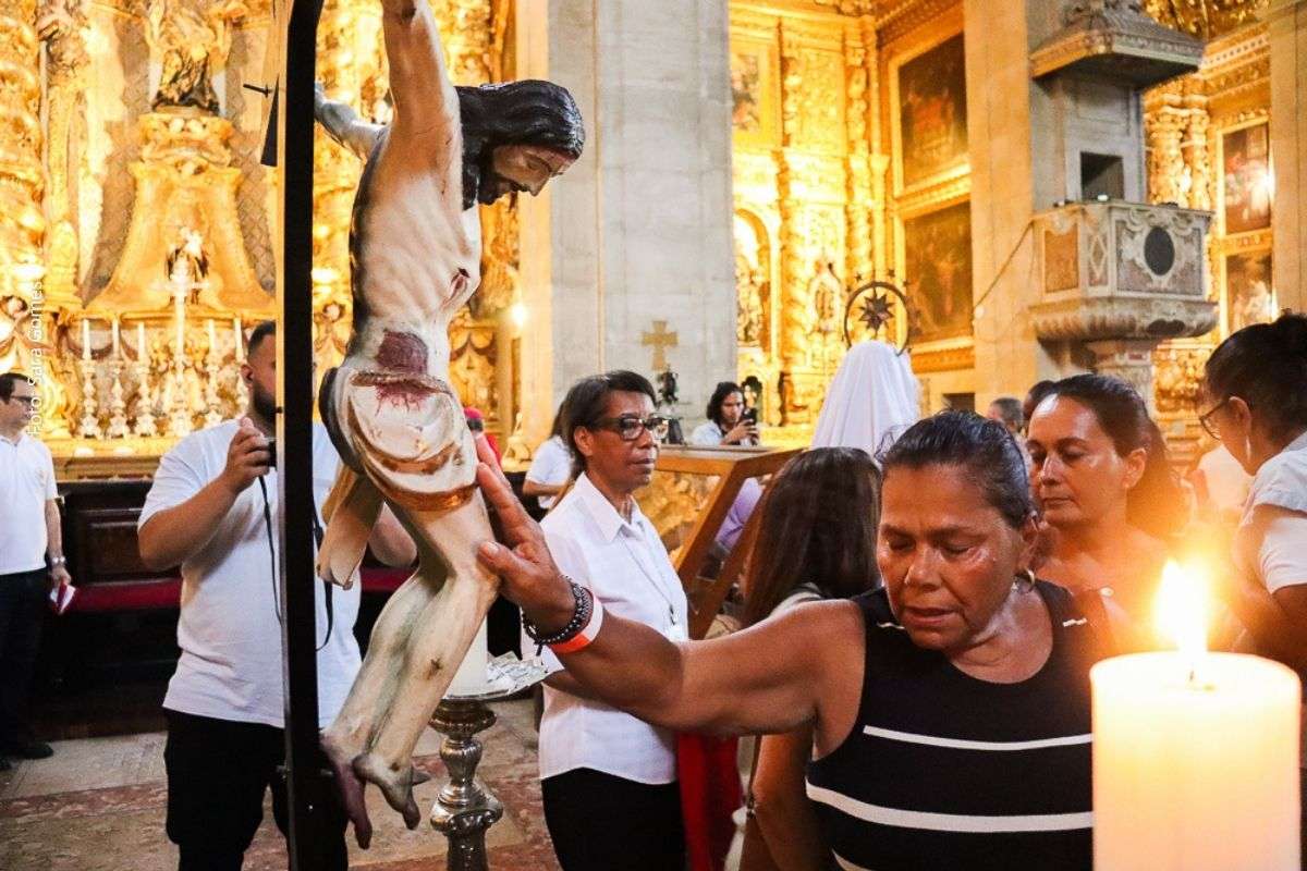 Sexta-feira Santa reúne fiéis na Catedral Basílica de Salvador com celebração da Paixão do Senhor e Sermão das Sete Palavras