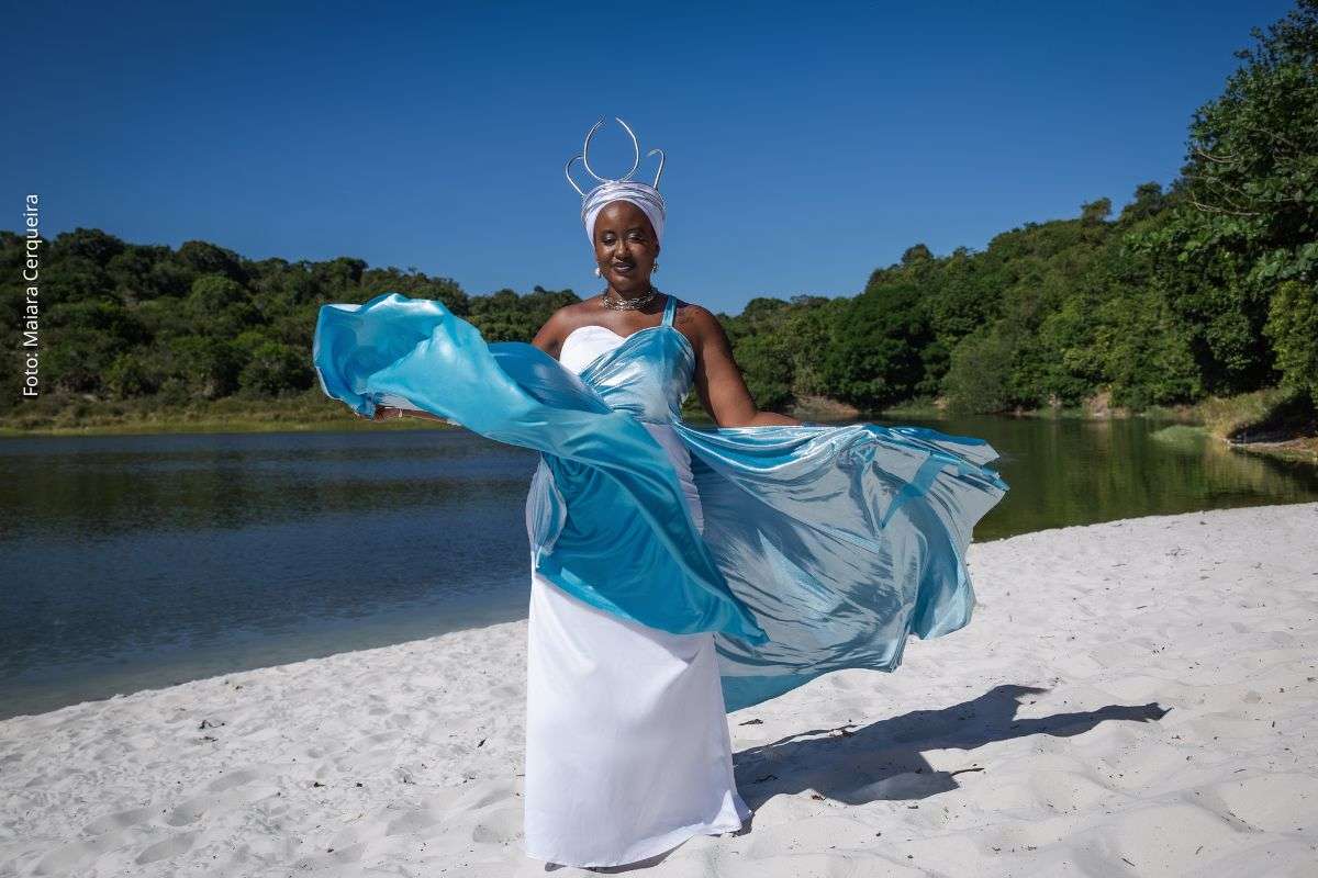 Apresentação integra show-manifesto e lançamento fonográfico com foco em samba-reggae, ancestralidade e produção musical contemporânea.