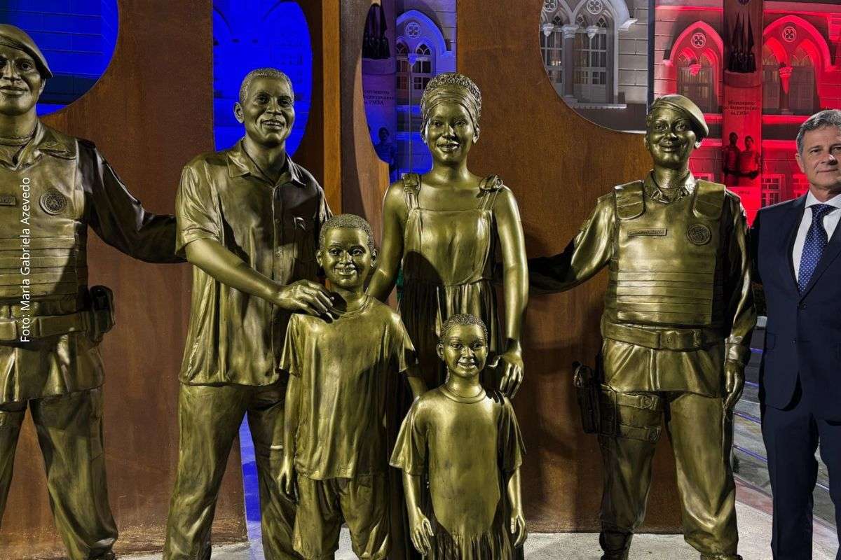 Escultura de André Moreno marca bicentenário da Polícia Militar da Bahia em cerimônia no Quartel dos Aflitos