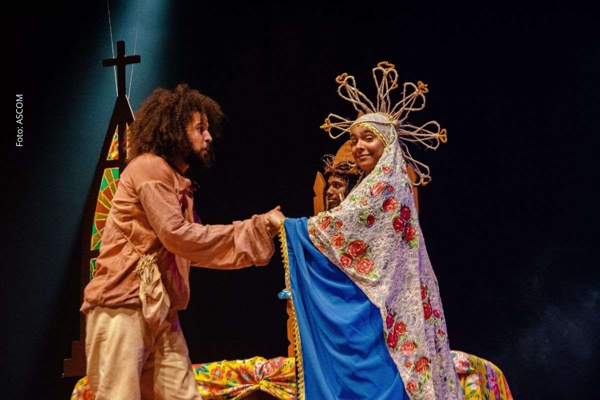 A encenação utiliza recursos de comicidade popular e linguagem teatral voltada para diferentes faixas etárias.