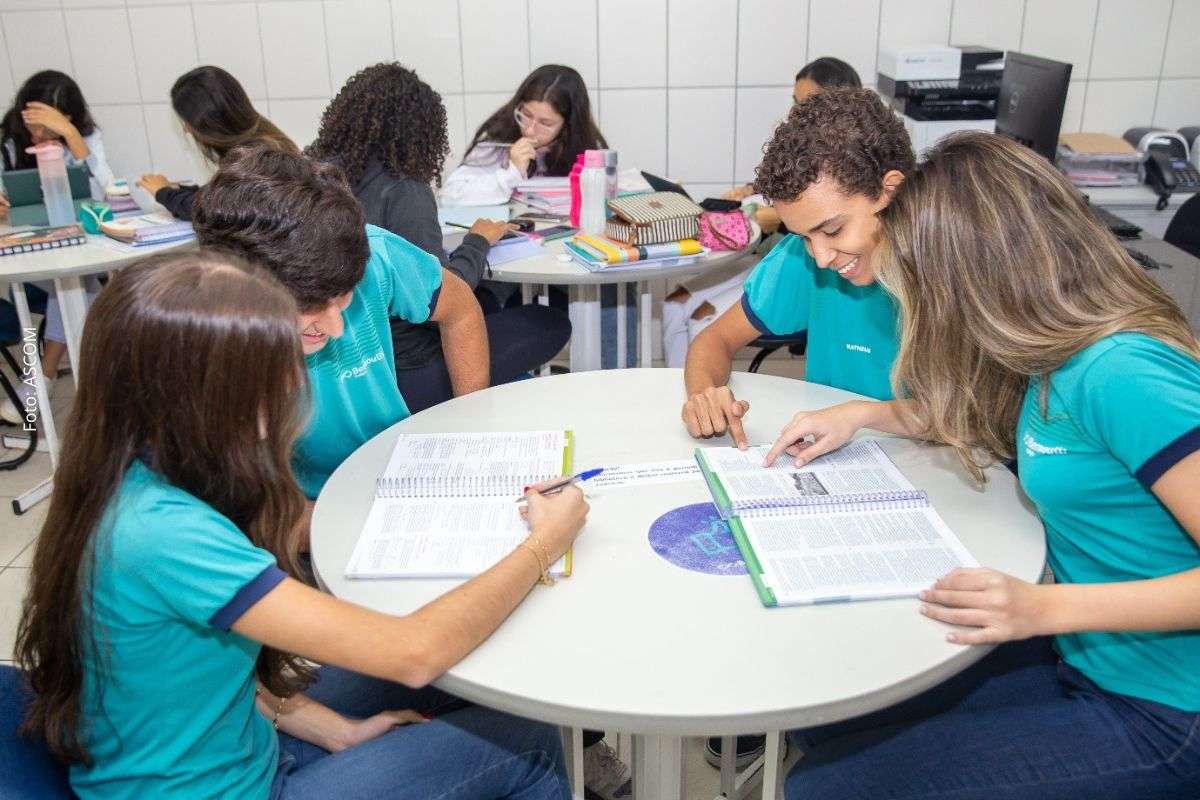 Expressões populares entre jovens ganham espaço no cotidiano e levantam discussões sobre linguagem, escrita e ensino.