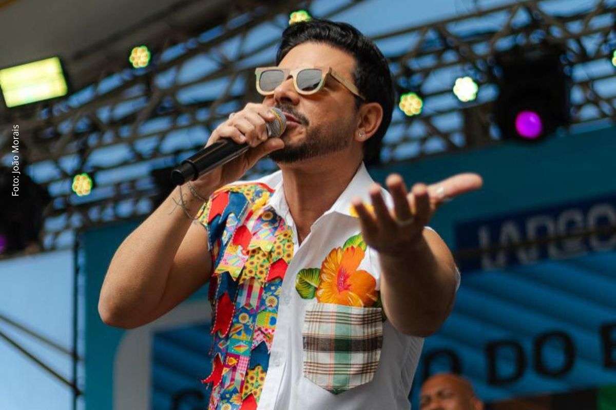 Apresentação no Largo Pedro Archanjo marca fase do artista após lançamento do álbum “Se Joga” e antecipa festejos juninos.