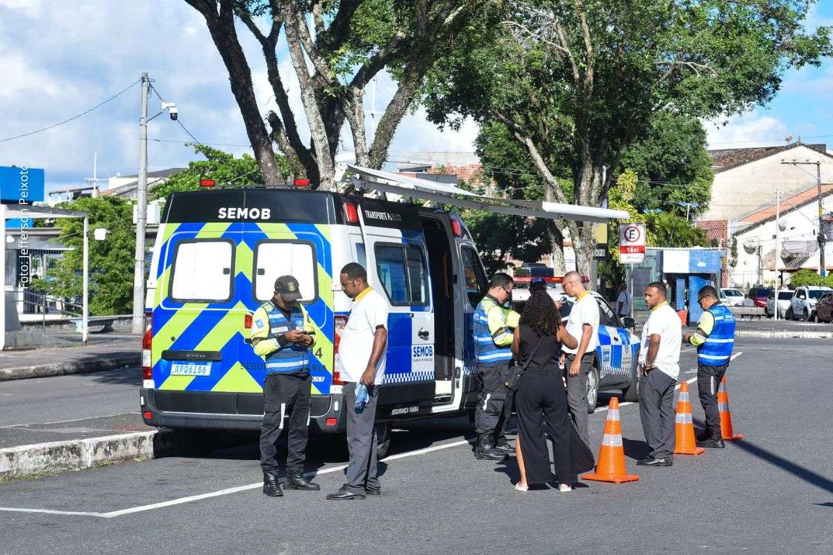 Operação da Semob realizada na Ribeira incluiu teste do bafômetro e verificação de documentação dos condutores do transporte coletivo.