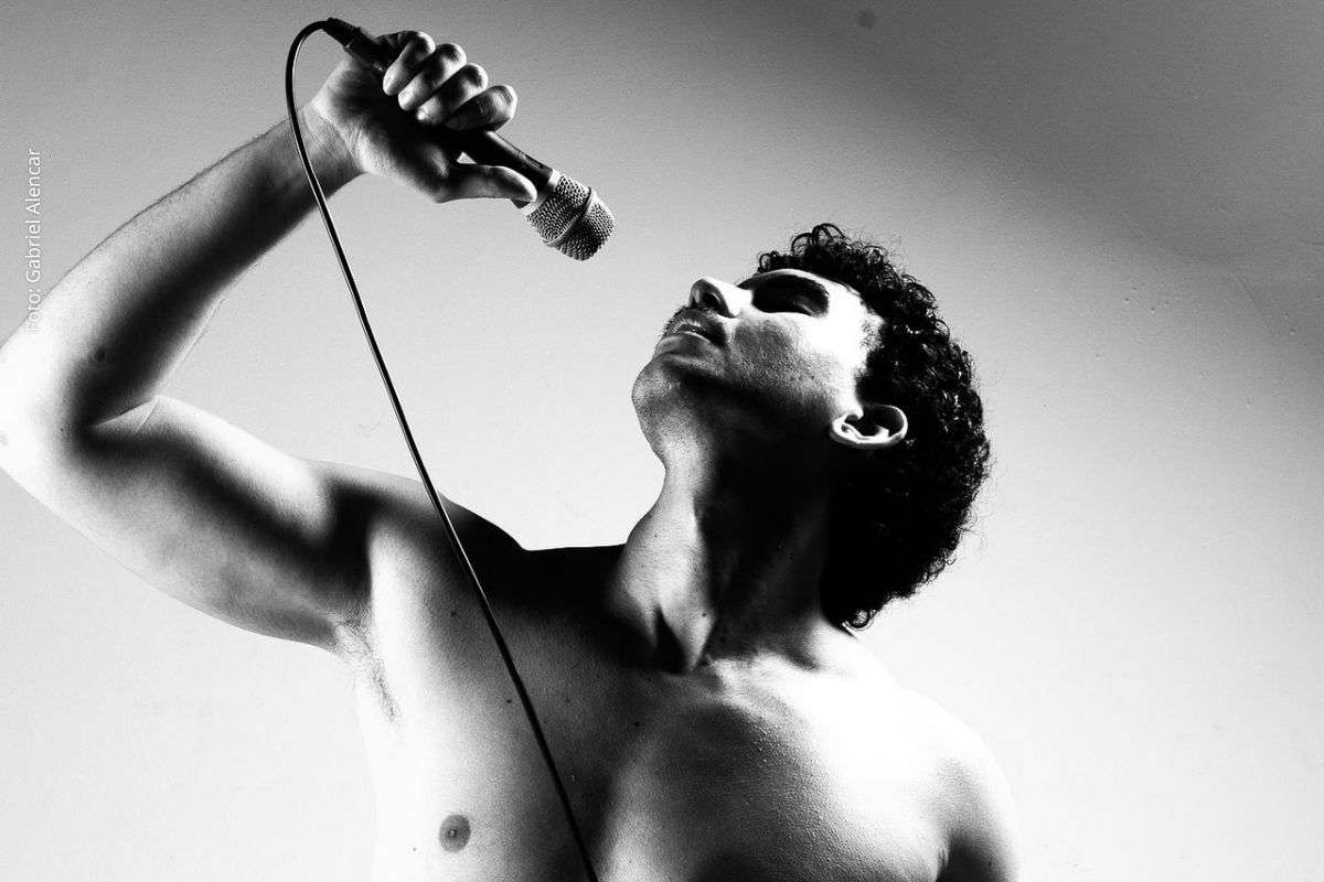 BEZZI estreia na música com “Ghost The Ghost” e apresenta projeto autoral que une pop eletrônico, rock e experiências pessoais