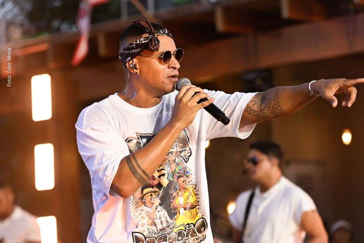 Projeto “DeBoa com o Sela” celebra os 25 anos da banda com repertório de pagode baiano gravado no Litoral Norte da Bahia.
