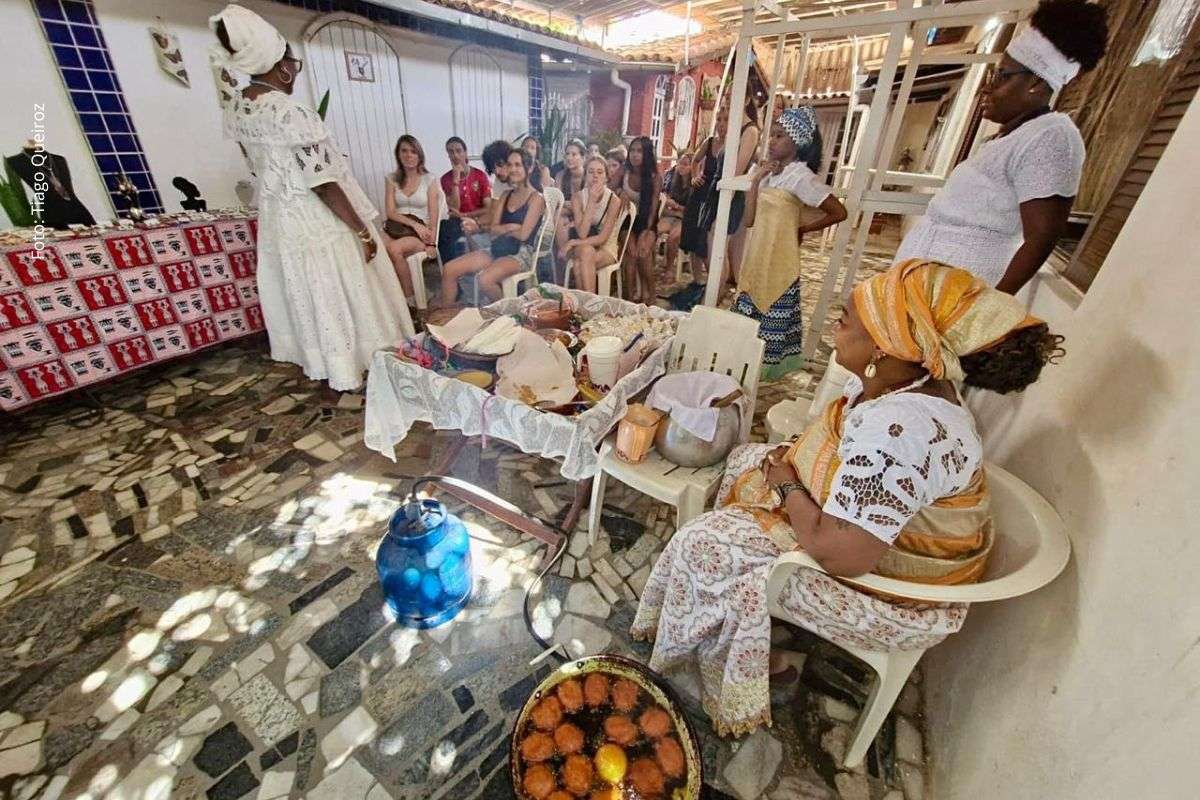 Grupo de 22 jovens participou de imersão no Ilê Axé Omin Dá para conhecer o preparo do acarajé e a relação da gastronomia com as religiões de matriz africana.