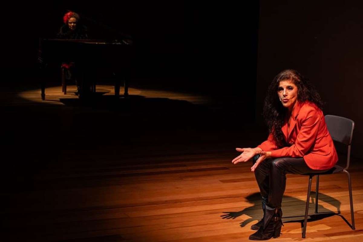 A CAIXA Cultural Salvador recebe “Meretrizes”, do Coletivo Gompa, nos dias 5, 6, 11, 12 e 13 de setembro de 2026. A montagem tem atuação de Liane Venturella, direção de Camila Bauer e piano ao vivo de Catarina Domenici. Criado a partir de mais de um ano de entrevistas com profissionais do sexo, o espetáculo utiliza linguagem documental para abordar preconceito, discriminação, vulnerabilidade e experiências profissionais.