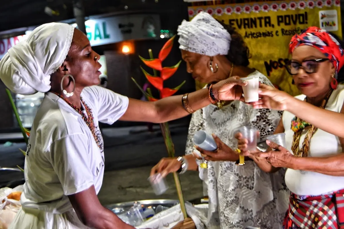 O Coletivo Nosso Kilombo inicia, em 28 de agosto de 2026, a terceira edição do projeto “LEVANTA POVO! Sambas, Artesanias e Resistências”, em Itapuã, Salvador. A programação começa com o Arroz de Graças e segue até dezembro com rodas de fuxicaria, caminhada patrimonial voltada a pessoas surdas e cortejo cultural. A iniciativa reúne ações de memória, transmissão de saberes e valorização das tradições populares do território, com atividades gratuitas.