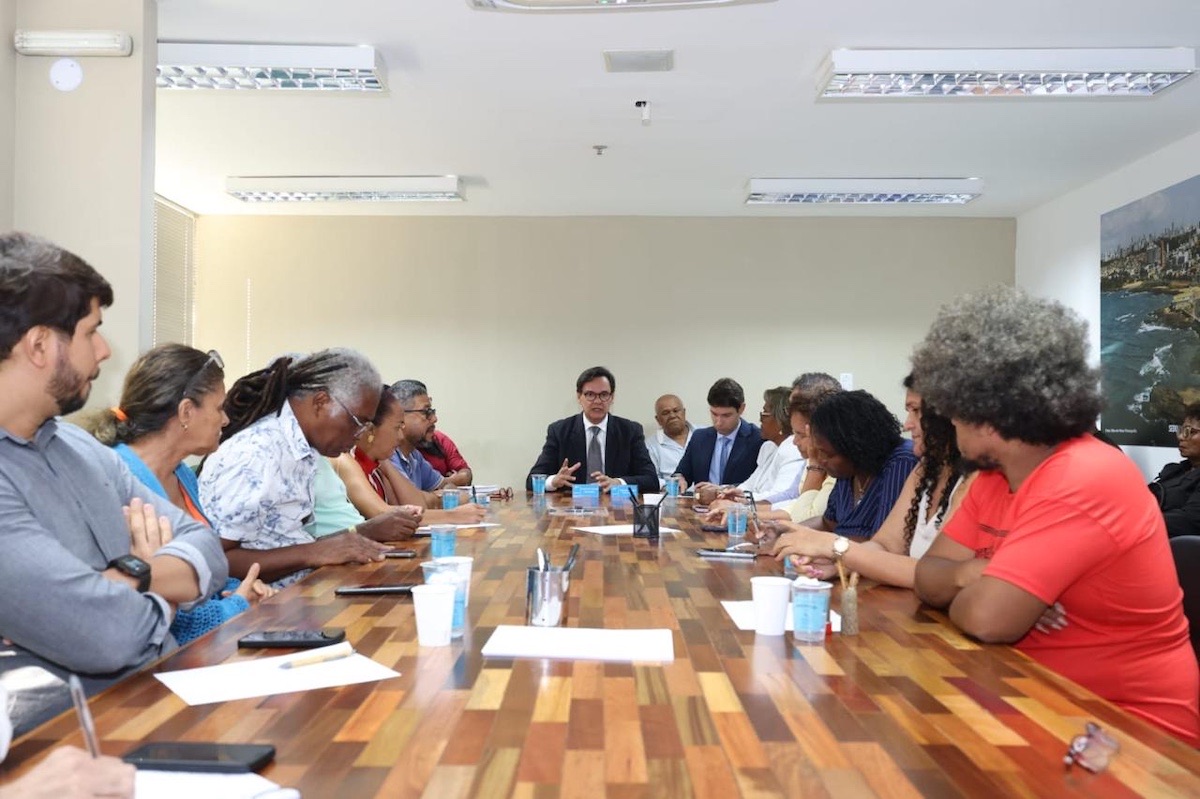 O Conselho Municipal da Cidade de Salvador definiu, em 13/08/2026, o cronograma das câmaras temáticas que participarão da revisão do PDDU. Os grupos discutirão habitação, planejamento urbano, saneamento ambiental e mobilidade, com dois coordenadores cada, representando sociedade civil e poder público. A Câmara de Habitação será a primeira, em 18/08, na sede da Sedur. O processo também contempla a revisão da Louos.