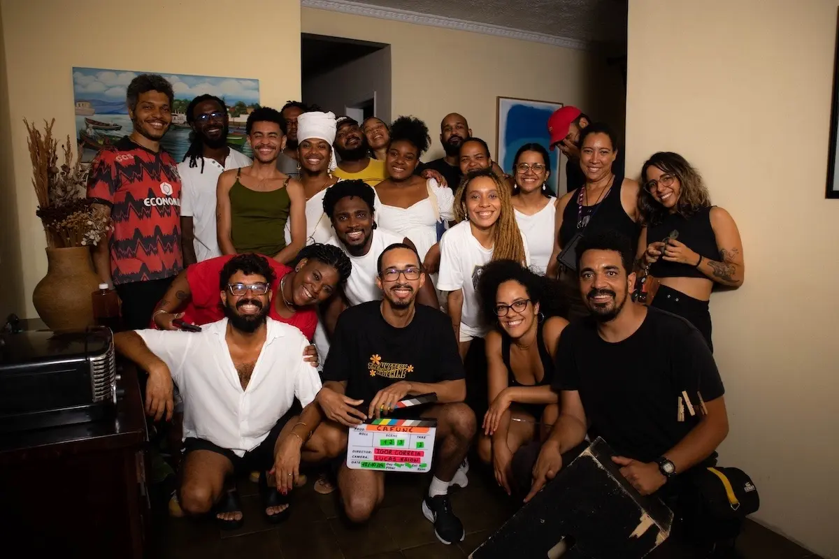 O curta-metragem baiano “Cafuné”, dirigido por Igor Correia, estreia em Salvador nesta quarta-feira (26/08/2026), às 15h, no Cineclube CBX, com entrada gratuita. Filmado na capital baiana, o filme acompanha Valter, pai negro e solteiro, diante de conflitos relacionados à paternidade e a um segredo familiar. A produção recebeu recursos dos Editais da Paulo Gustavo Bahia e é realizada pela Tormento Filmes em coprodução com a Acessos Filmes.
