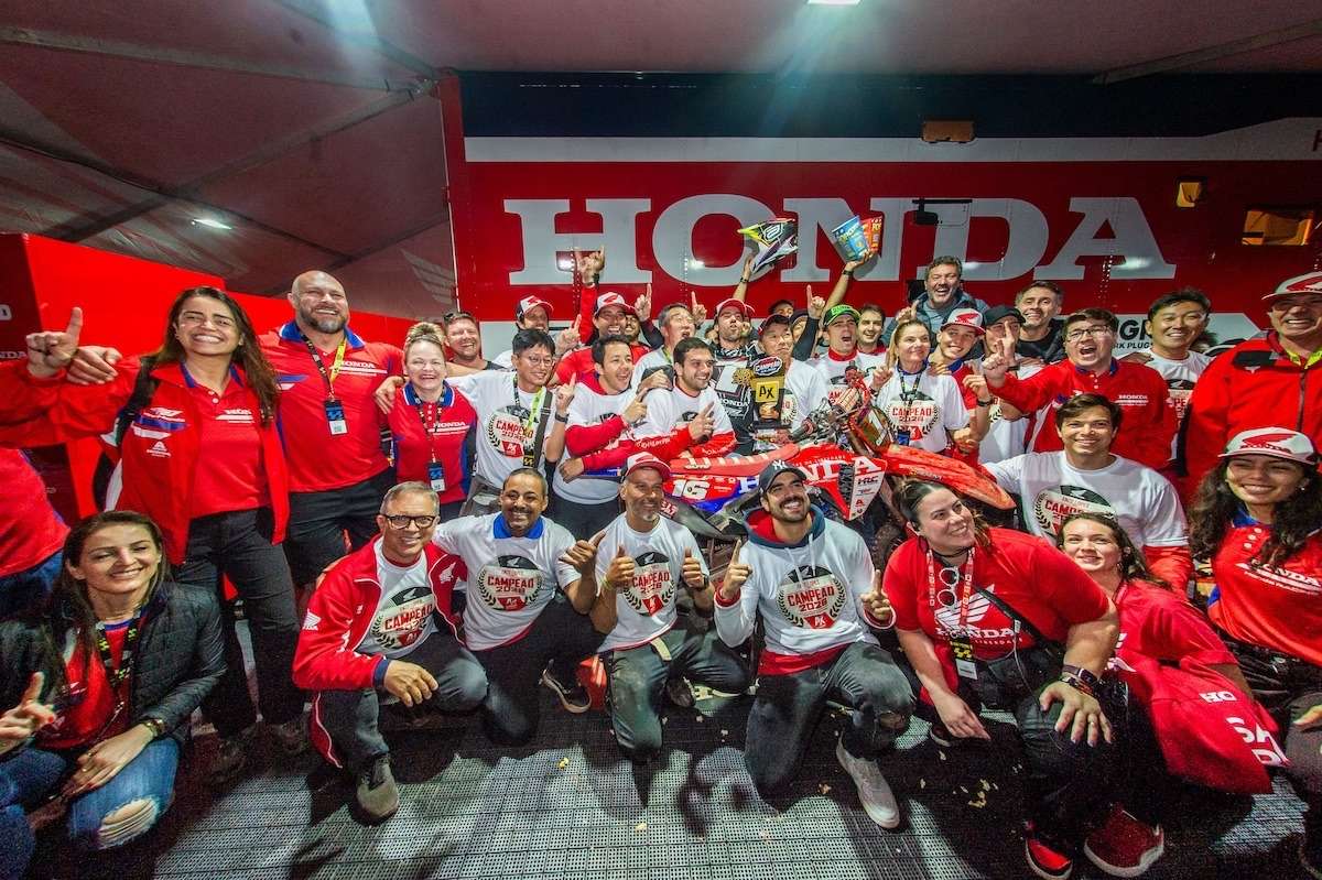 Enzo Lopes, da Honda Racing, conquistou o título da categoria Pro do Arena Cross 2026 após vencer a primeira bateria da etapa final, disputada em 15 de agosto, em Interlagos. Dean Wilson terminou como vice-campeão, garantindo dobradinha da Honda. Na AX2, Pietro Piroli encerrou a temporada em quinto lugar, enquanto Crockett Myers, da equipe satélite, venceu a etapa e ficou com o vice-campeonato da categoria.