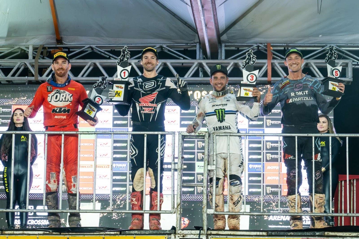 Enzo Lopes venceu as duas baterias da categoria Pro na terceira etapa do Arena Cross 2026, realizada em Interlagos na sexta-feira (14/08). O piloto da Honda Racing também dominou a Super Pole e abriu 17 pontos sobre Dean Wilson, vice-líder. Na AX2, Pietro Piroli terminou em sétimo, enquanto Crockett Myers foi terceiro. A decisão do campeonato ocorre neste sábado (15/08), novamente em Interlagos.