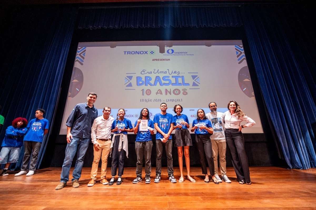 Cinco estudantes e um professor da rede pública de Camaçari foram selecionados para um intercâmbio em Portugal pelo projeto “Era Uma Vez... Brasil”. Entre os escolhidos está Emily Santana da Silva, de 14 anos, da Escola Municipal Cosme de Farias. A iniciativa, que completa dez anos, utiliza educação, cultura e audiovisual. O intercâmbio conta com patrocínio da Tronox, que relaciona o apoio às ações de responsabilidade social.