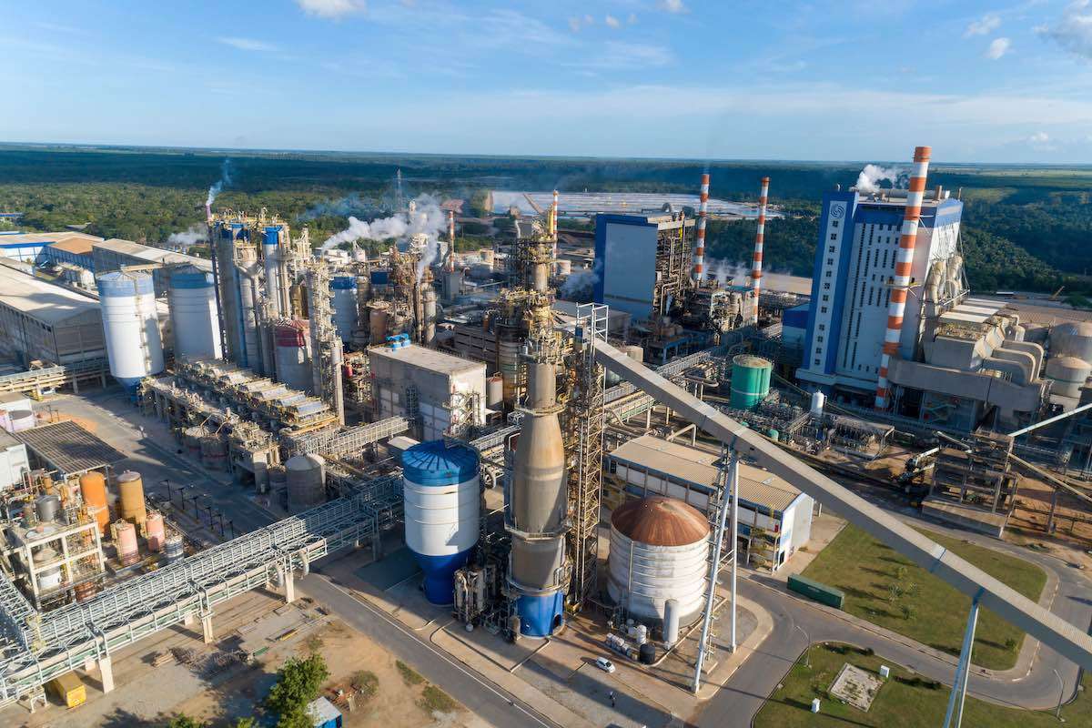 A Suzano registrou R$ 4,7 bilhões em EBITDA ajustado e R$ 11,6 bilhões em receita líquida no segundo trimestre de 2026, com vendas de 3,3 milhões de toneladas de celulose e papéis. A geração de caixa operacional alcançou R$ 2,9 bilhões e a alavancagem ficou em 3,4 vezes em dólar. Após o trimestre, a companhia concluiu a aquisição de 51% da Arbex, que terá resultados consolidados a partir do 3T26.