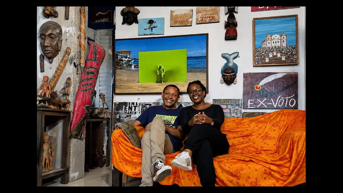 A artista nigeriana Jumoke Sanwo apresenta “Isàlè̩ Apótí” nesta quarta-feira (12/08/2026), no Goethe-Institut Salvador-Bahia, durante a Residência Vila Sul. A performance investiga relações históricas entre Salvador e Lagos por meio de música, renda, memória e ancestralidade. A pesquisa parte também da experiência de Gilberto Gil no FESTAC ’77 e inclui playlist com 25 músicas cocurada com José Eduardo, do Acervo da Laje.