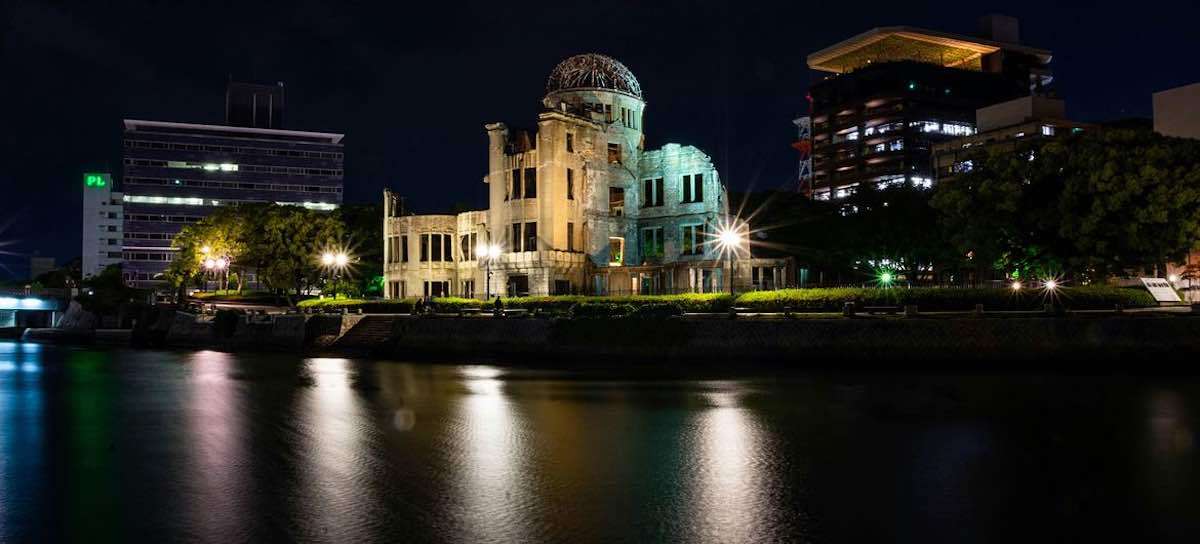 Hiroshima relembrou, nesta quinta-feira (06/08/2026), os 81 anos do ataque nuclear ocorrido em 1945. Em mensagem da ONU, António Guterres homenageou os sobreviventes, conhecidos como hibakusha, e questionou se o mundo aprendeu as lições deixadas pela tragédia. O secretário-geral destacou o aumento dos gastos militares globais, de US$ 2,9 trilhões em 2025, e defendeu diálogo, diplomacia e desarmamento como instrumentos de prevenção de novos conflitos nucleares.