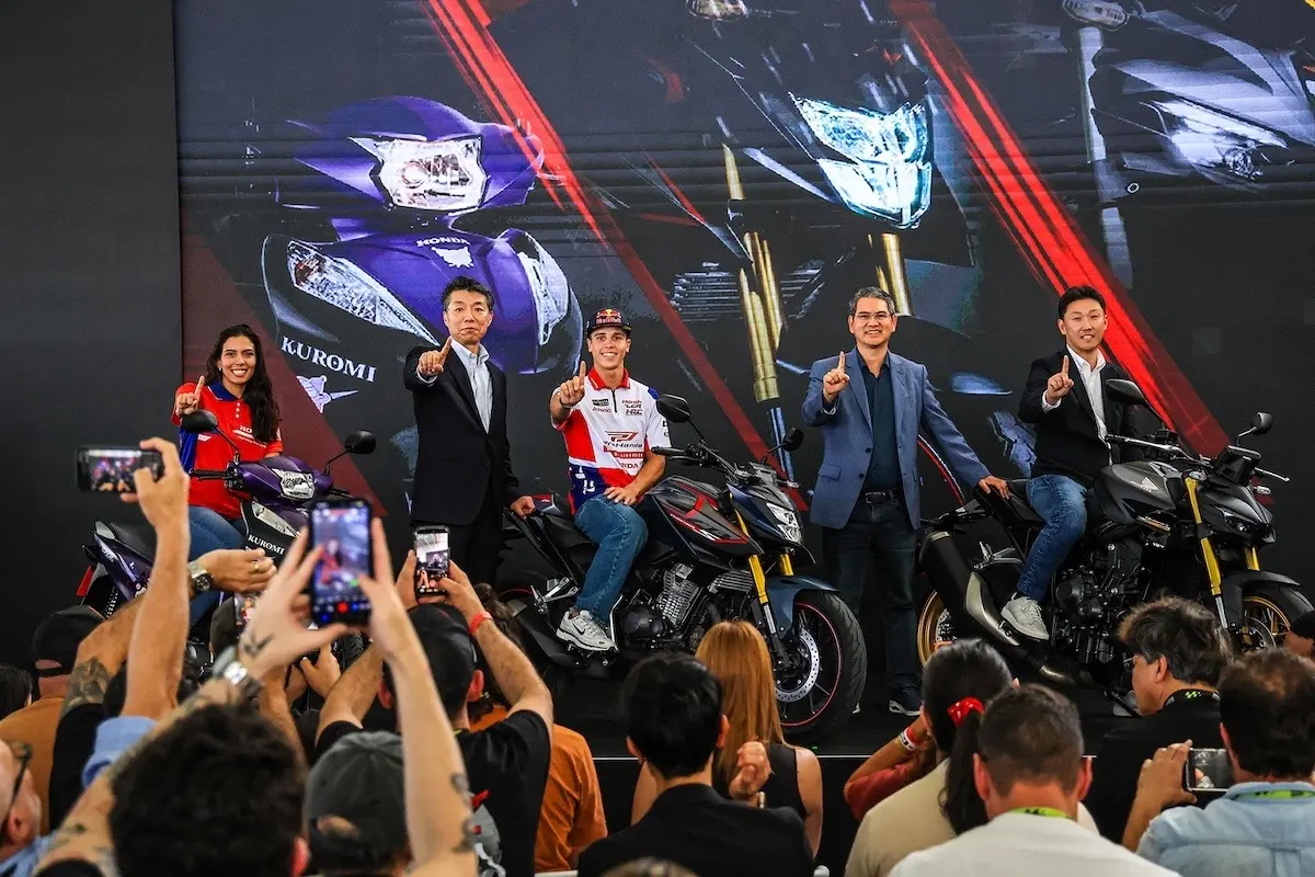 A Honda Racing participa do Festival Interlagos 2026 com pilotos, motocicletas de competição e ações voltadas ao motociclismo. Diogo Moreira, único brasileiro na MotoGP, integra a programação, enquanto motos de Bárbara Neves, Eric Granado e Kevin Fontainha estão expostas. A marca também promove sessões com pilotos e participa da Super Final do Arena Cross, disputada em 14 e 15 de agosto. O evento segue até domingo (16/08).