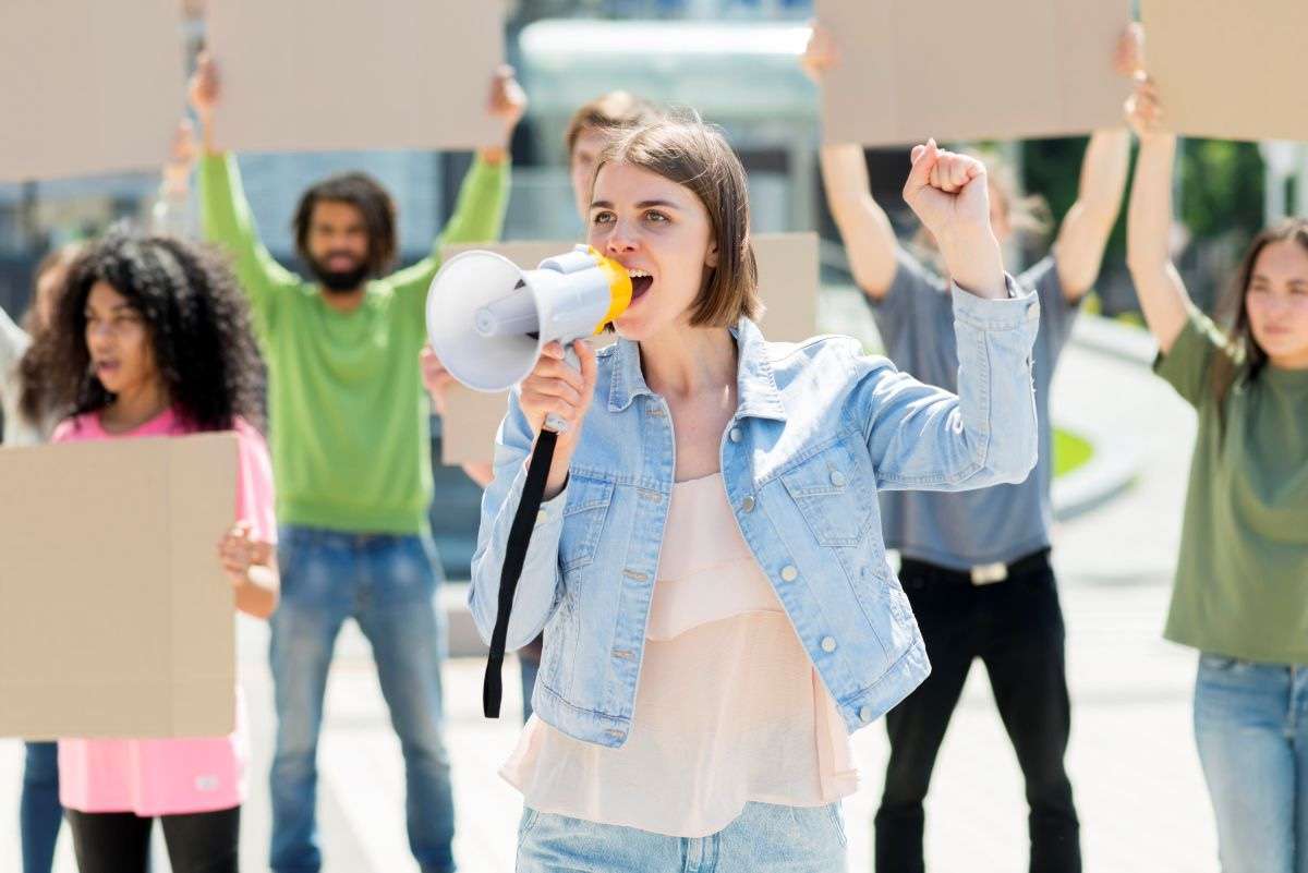 A participação dos jovens na política brasileira reflete transformações demográficas, de representatividade e de sociabilidade. Segundo a cientista política Maria Gabriela Mazzarella, o envelhecimento populacional e a média de idade dos candidatos (49 anos) afetam o engajamento nas urnas. O estudo aponta que o incentivo familiar, a educação e o combate à polarização são determinantes para transformar a presença digital dessa parcela populacional em efetiva participação democrática.