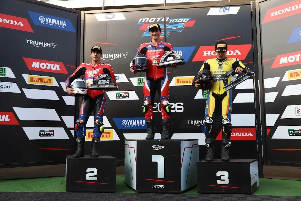 Kevin Fontainha venceu a corrida Sprint da quinta etapa do MOTO1000GP, nesta sexta-feira (21/08/2026), em Interlagos, e conquistou sua segunda vitória na temporada. Eric Granado garantiu a pole e estabeleceu recorde da pista com 1min35s202, mas terminou a Sprint em quinto após penalização. Guilherme Brito ficou em segundo. A corrida principal da GP1000 será disputada neste sábado (22/08), com 16 voltas.