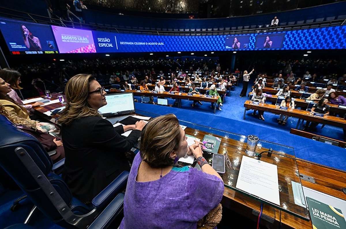 O Senado realizou sessão especial em 13 de agosto de 2026 para marcar os 20 anos da Lei Maria da Penha e o Agosto Lilás. Autoridades destacaram avanços nas medidas protetivas, na rede de atendimento e na atuação institucional, mas apontaram desafios relacionados aos feminicídios, à prevenção, à violência digital, às desigualdades territoriais e raciais e à necessidade de ampliar o acesso das mulheres à proteção.