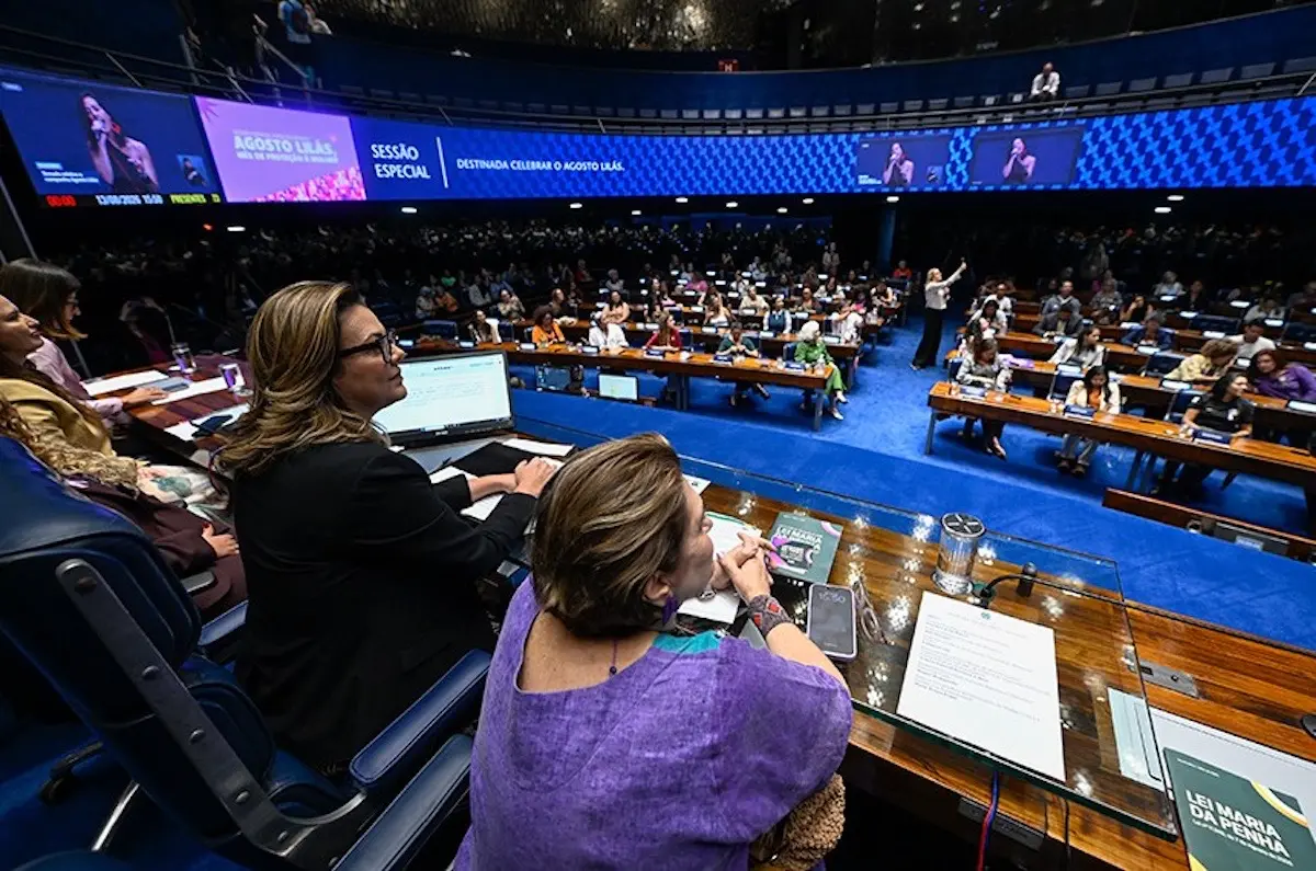 O Senado realizou sessão especial em 13 de agosto de 2026 para marcar os 20 anos da Lei Maria da Penha e o Agosto Lilás. Autoridades destacaram avanços nas medidas protetivas, na rede de atendimento e na atuação institucional, mas apontaram desafios relacionados aos feminicídios, à prevenção, à violência digital, às desigualdades territoriais e raciais e à necessidade de ampliar o acesso das mulheres à proteção.