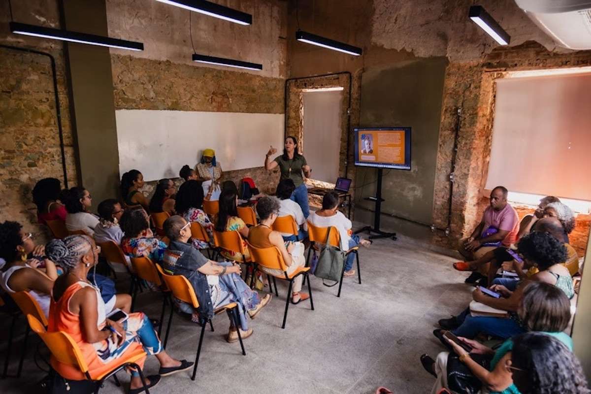 O ministro Paulo Henrique Pereira, do MEMP, participa nesta quinta-feira (27/08/2026) de encontro com 15 empreendedores criativos na Fábrica Cultural, em Salvador. Os participantes concluíram 37 horas de qualificação no primeiro semestre, com conteúdos sobre gestão, comunicação e estratégias de mercado. A agenda também prevê apresentação de outros projetos da instituição, que atua há 22 anos com cultura, economia criativa, empreendedorismo e geração de renda.