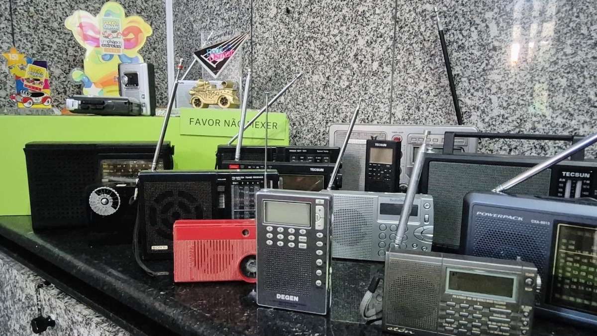 A exposição O Som de 4 Décadas está em cartaz no Espaço Cultural A TARDE até 21 de outubro de 2026. A mostra apresenta quatro décadas de transformações na música e no rádio de Salvador por meio de fotografias, objetos, CDs, aparelhos de rádio, audiovisual e recursos de acessibilidade. A programação já passou por diferentes espaços da cidade e tem a trajetória da Rádio A TARDE como um de seus eixos narrativos.