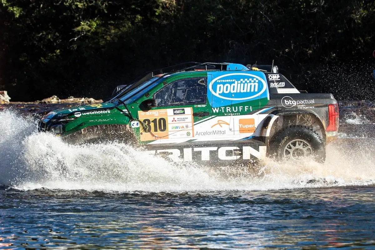O Rally dos Sertões 2026 será disputado de 22 a 30 de agosto, com largada e chegada em Goiânia e percurso de 3.984 quilômetros por Goiás, Bahia, Tocantins e Maranhão. A Mitsubishi Spinelli Racing participa com a Triton Ultimate Racing e mantém parceria com a ArcelorMittal no desenvolvimento de componentes em aço de alta resistência. Uma nova balança de suspensão reduziu mais de 10 quilos no conjunto.