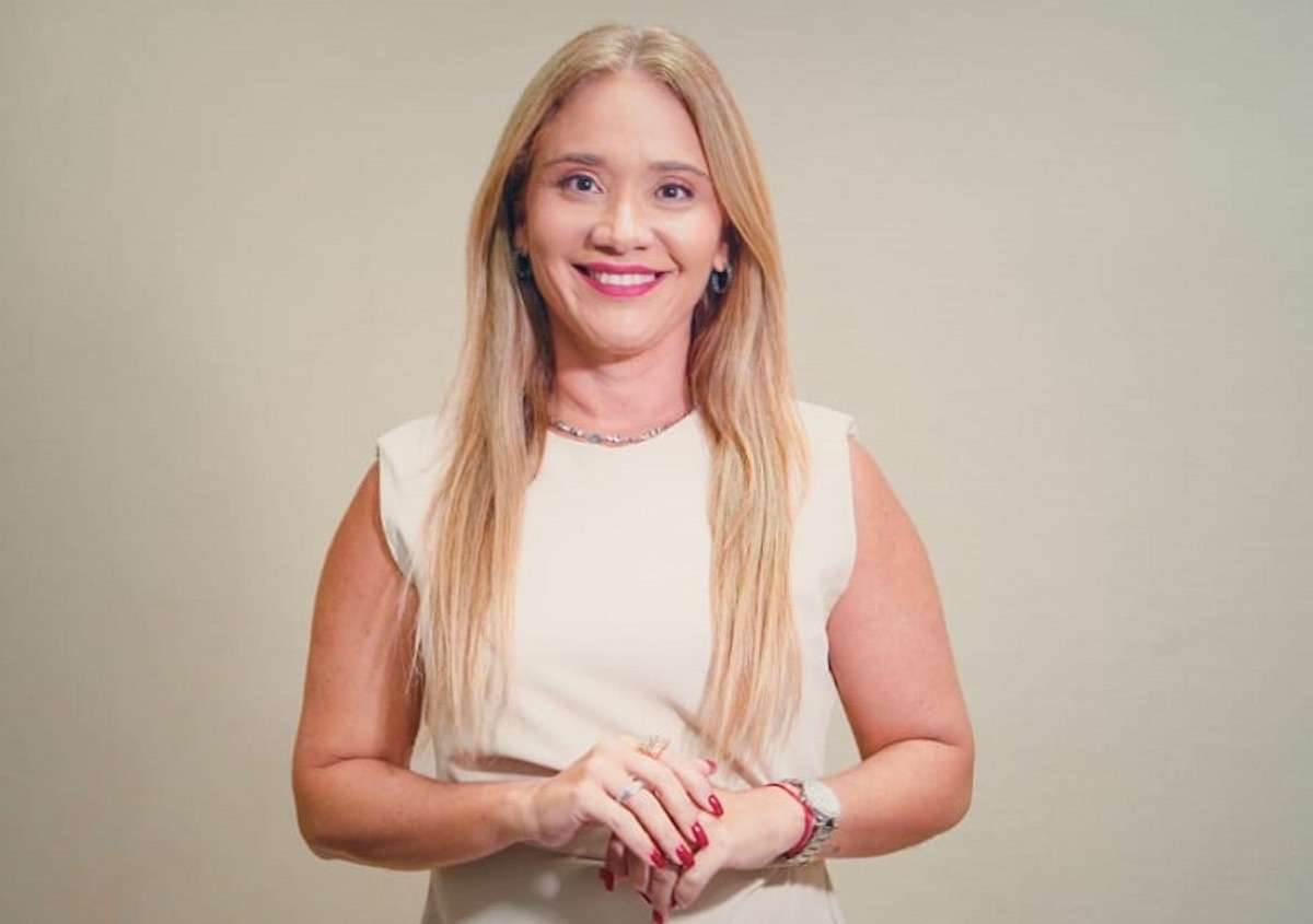 O Ministério da Saúde lançou, em 24/08/2026, o Acolhe Mais, serviço de teleatendimento em saúde mental destinado a mães atípicas e familiares cuidadores. A iniciativa prevê até 100 mil atendimentos mensais pelo Meu SUS Digital. O programa ocorre em meio ao debate sobre direitos trabalhistas, educacionais e assistenciais já previstos em lei e sobre a necessidade de ampliar políticas de prevenção e suporte à saúde mental de pessoas responsáveis pelo cuidado diário.