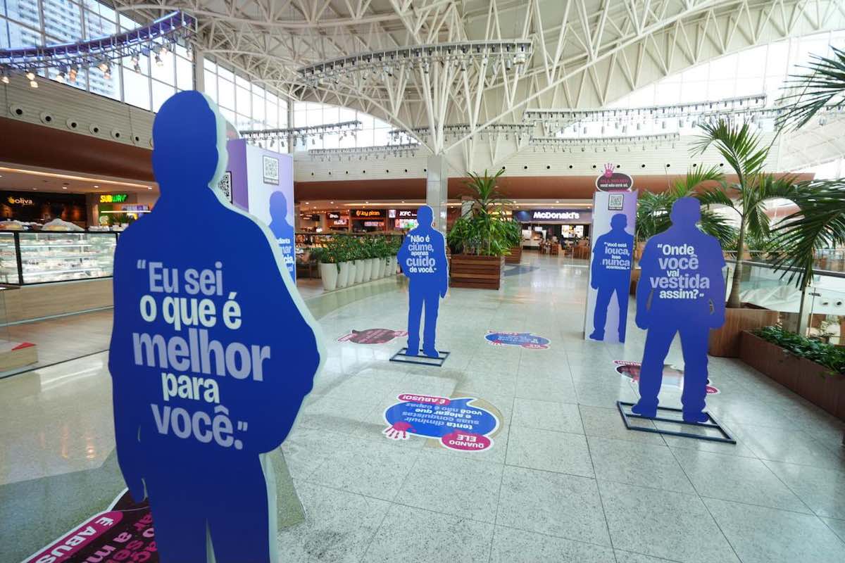 Salvador Shopping e Salvador Norte Shopping realizam até 31 de agosto a campanha “Fala, Mulher”, em referência ao Agosto Lilás e aos 20 anos da Lei Maria da Penha. A iniciativa apresenta informações sobre diferentes formas de violência contra a mulher e divulga o Ligue 180. No Salvador Norte, uma Sala de Acolhimento vinculada ao NEVID oferece escuta e encaminhamento permanente para mulheres vítimas de violência.