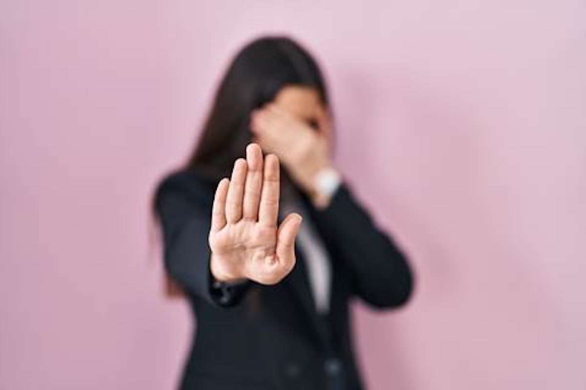 A Bahia registrou 19.286 violações de direitos contra mulheres em 2026, segundo dados do MDHC atualizados em 14 de setembro. Desse total, 2.416 denúncias foram efetivadas ou protocoladas. Salvador lidera os registros, com 6.683 ocorrências, seguida por Feira de Santana, com 1.245. A especialista Lianne Macedo Soares destaca a importância da denúncia, do acolhimento e do fortalecimento das redes de proteção às mulheres.