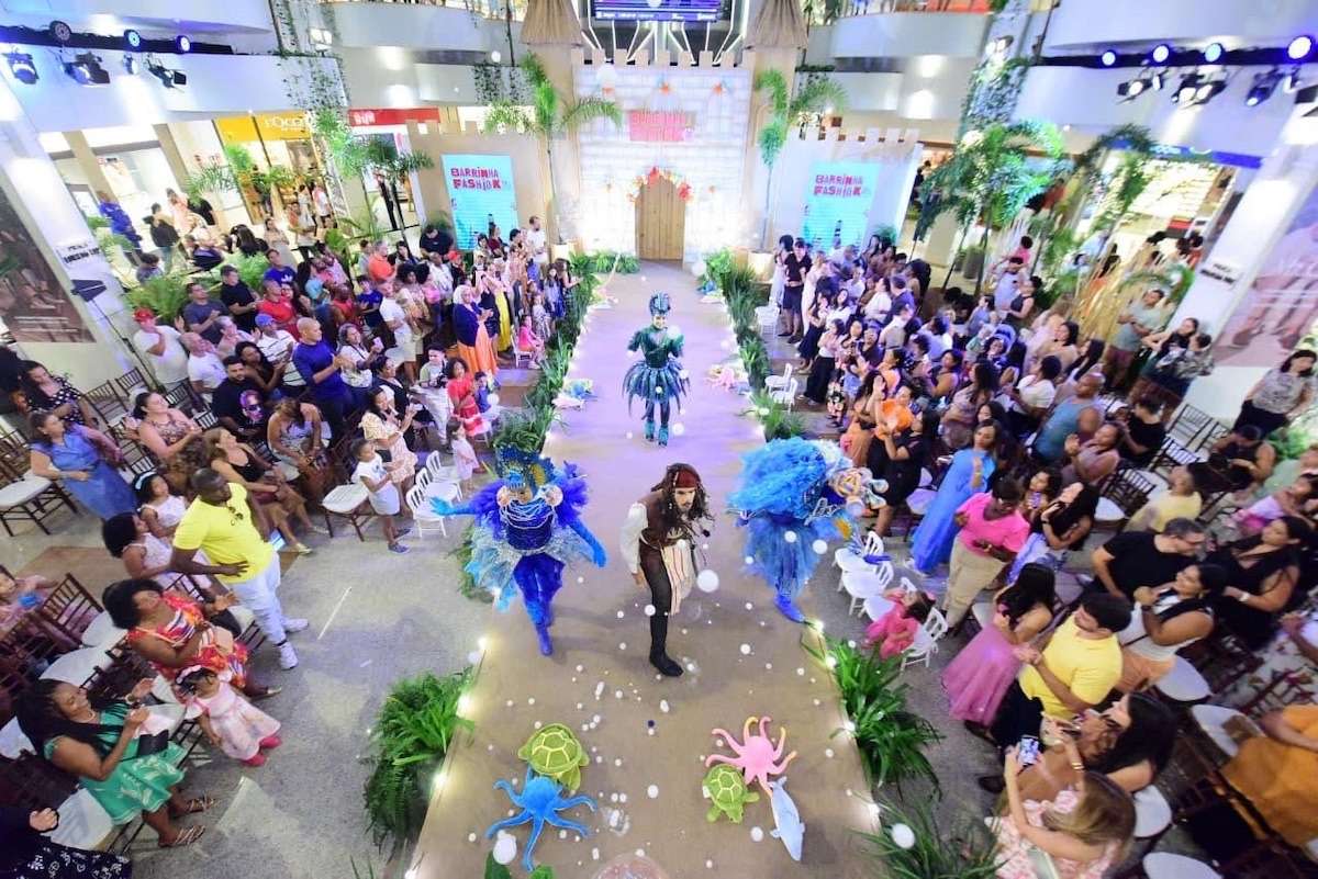 O Barrinha Fashion 2026 será realizado de 11 a 13 de setembro no Shopping Barra, em Salvador, com o tema “Brinquedos antigos – Memórias que brincam”. O evento reúne oito marcas, entre Alphabeto, Crocs, Melissa, Milon, Puket e Stelle, para apresentar coleções Primavera/Verão 2027. A programação utiliza personagens, cenários e referências de brincadeiras para aproximar moda infantil, memória e convivência familiar.