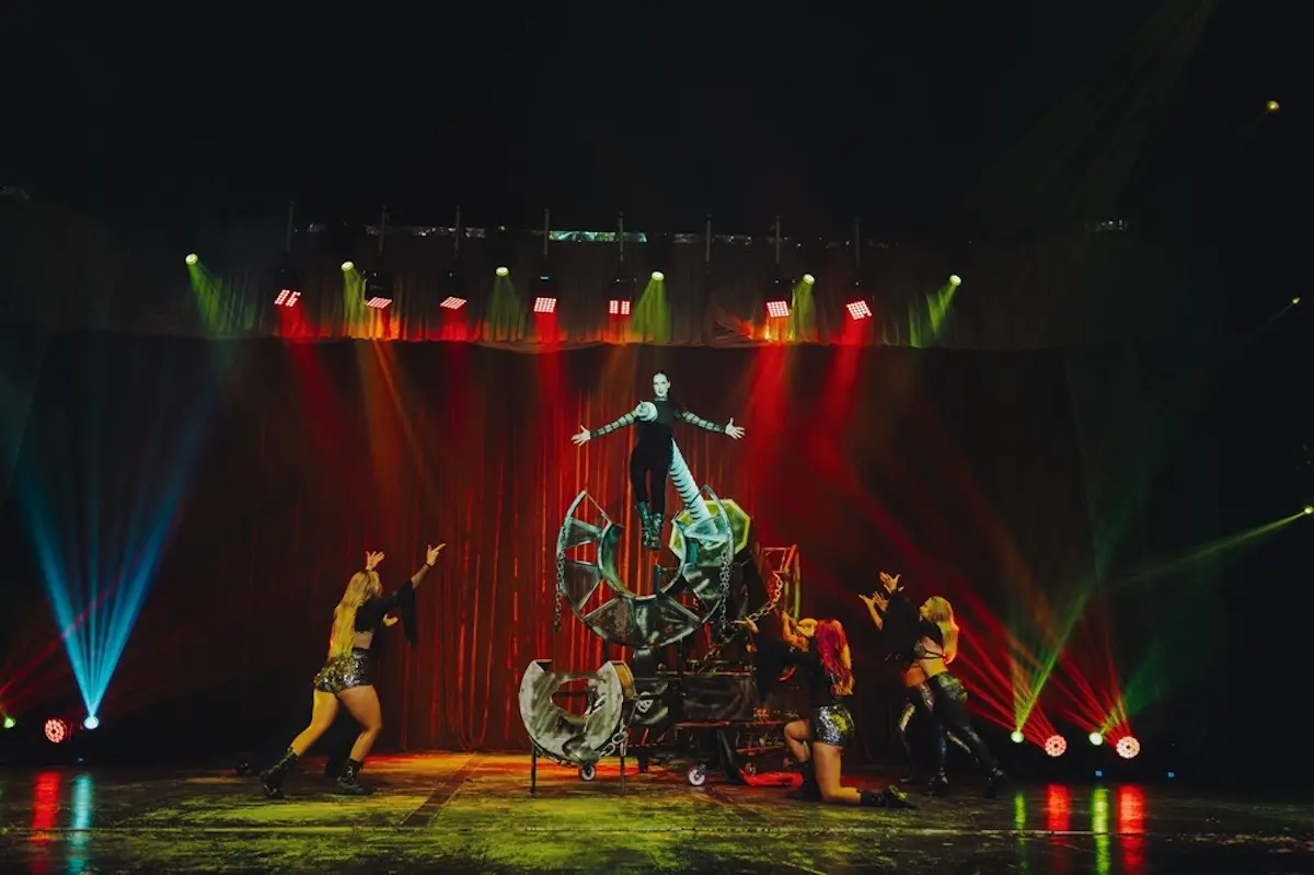 O Circo Portugal retorna a Salvador após 15 anos, com estreia em 08/10/2026, na Avenida Paralela. A temporada reúne Globo da Morte, Homem-Bala, Transformers, números aéreos, malabarismo, ilusionismo e raios laser. A estrutura conta com mais de 900 toneladas de equipamentos, lona climatizada, palco suspenso e capacidade para cerca de mil espectadores. As sessões ocorrerão durante a semana, fins de semana e feriados, em diferentes horários.