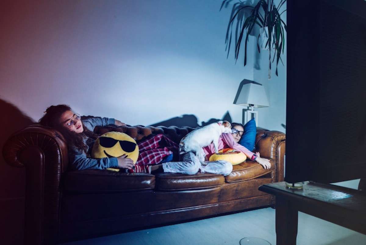 Dormir com luz acesa pode estar associado a maior risco de infarto e AVC, aponta estudo