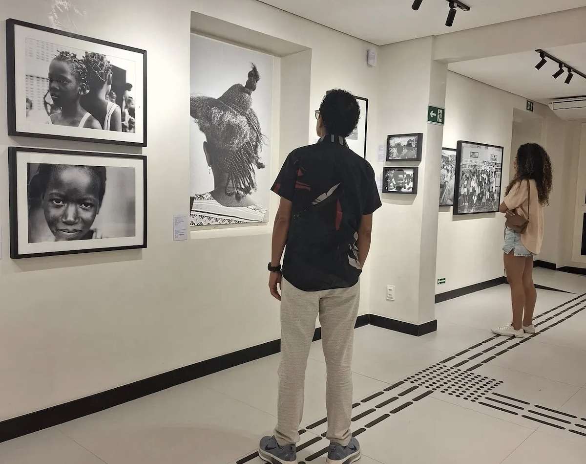 O Educativo Zumví será realizado em Salvador entre 22 de setembro e 22 de outubro de 2026 para aproximar estudantes e educadores da história e cultura afro-brasileira. O projeto terá visitas mediadas, kits pedagógicos e curso de mediação cultural para 30 jovens negros. Fundado em 1990, o Zumví mantém acervo fotográfico sobre experiências da população negra. As inscrições para a primeira turma ocorrem de 10 a 15 de setembro.