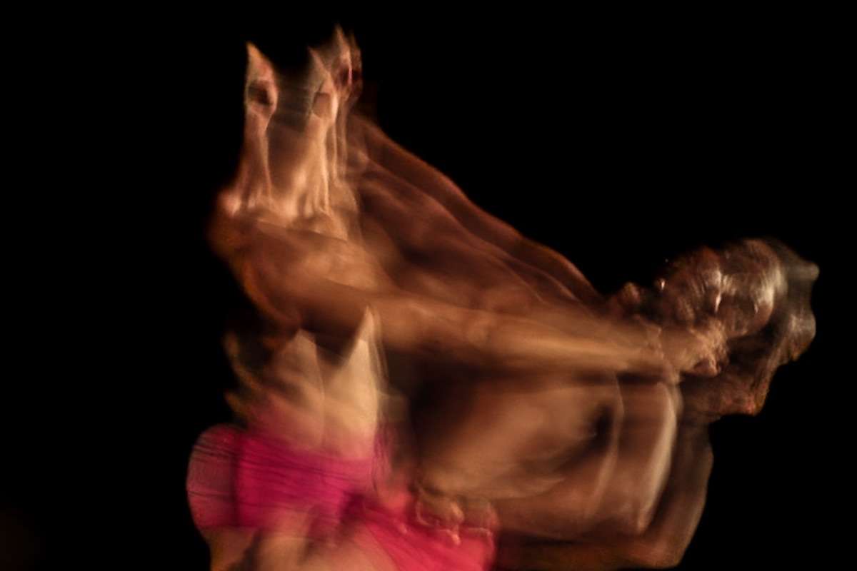 O espetáculo “Cabeça Quente”, de Marcos Ferreira e Ruan Wills, estreia em Salvador em 1º de outubro de 2026. A montagem investiga raiva, ancestralidade e masculinidades a partir das experiências dos artistas e da referência de Oyá. A temporada terá apresentações gratuitas no Espaço Xisto Bahia, Cine Lauro de Freitas e Espaço Cultural Alagados. A obra dá continuidade à pesquisa iniciada em “Dembwa” sobre ancestralidade e caminhos de existência.