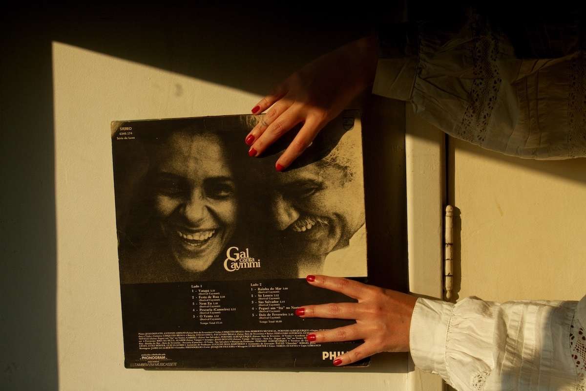 O álbum “Gal Canta Caymmi”, lançado por Gal Costa em 1976, completa 50 anos e será revisitado por Lavínia em Salvador. O espetáculo “Lavínia em Gal Canta Caymmi” ocorre em 25 de setembro, no Teatro Cambará, com direção artística de Otto. A apresentação reúne canções de Dorival Caymmi e ocorre na véspera do aniversário de Gal Costa, que completaria 81 anos em 2026.