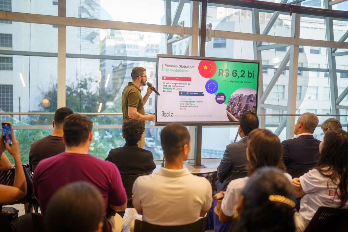 O Hub Salvador concluiu o Flow 4 na sexta-feira (11/09/2026), com dez startups certificadas durante Demoday no bairro do Comércio, em Salvador. A Raiz Brasil Agro foi escolhida como destaque da edição. Gustavo Santos ressaltou a contribuição das mentorias, enquanto Barbara Carole explicou a metodologia de 17 semanas. Fernanda Moraes anunciou o edital do Flow 5 para 18 de setembro, dando continuidade às ações de capacitação e conexões de mercado.