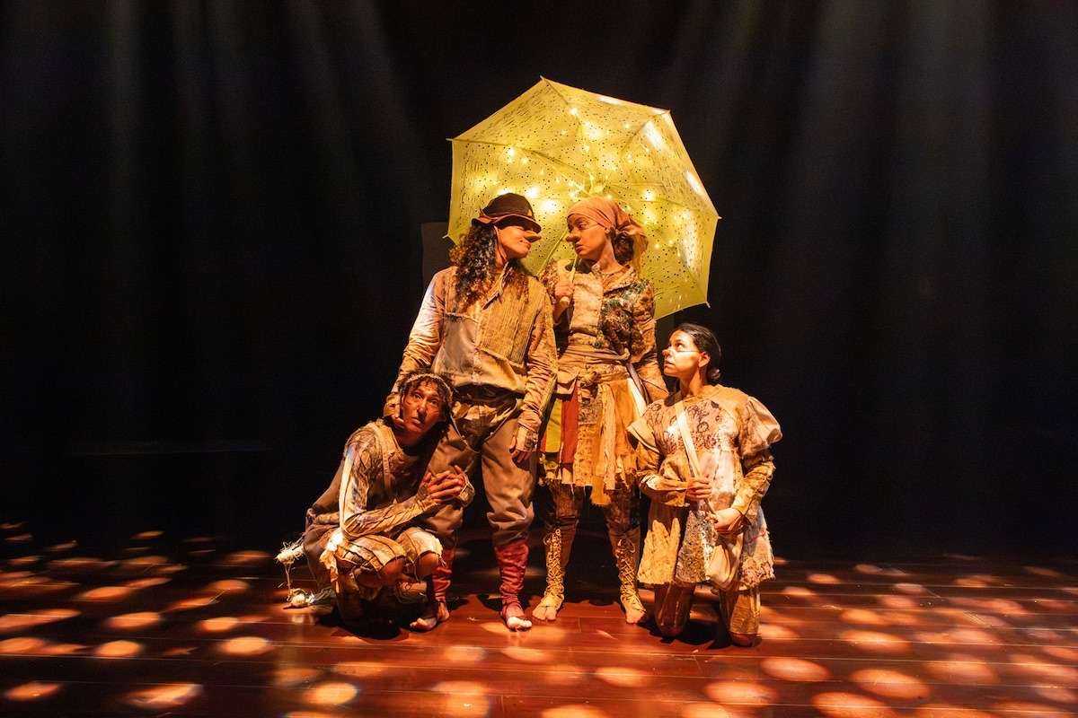 O espetáculo “Idas e Vindas Secas” estreia em 9 de outubro de 2026 na Sala do Coro do Teatro Castro Alves, em Salvador. Inspirada em “Vidas Secas”, de Graciliano Ramos, a montagem da Cia Buffa de Teatro tem direção e dramaturgia de Joice Aglae e aborda desigualdade, fome, migração, crise climática e exclusão por meio da palhaçaria.