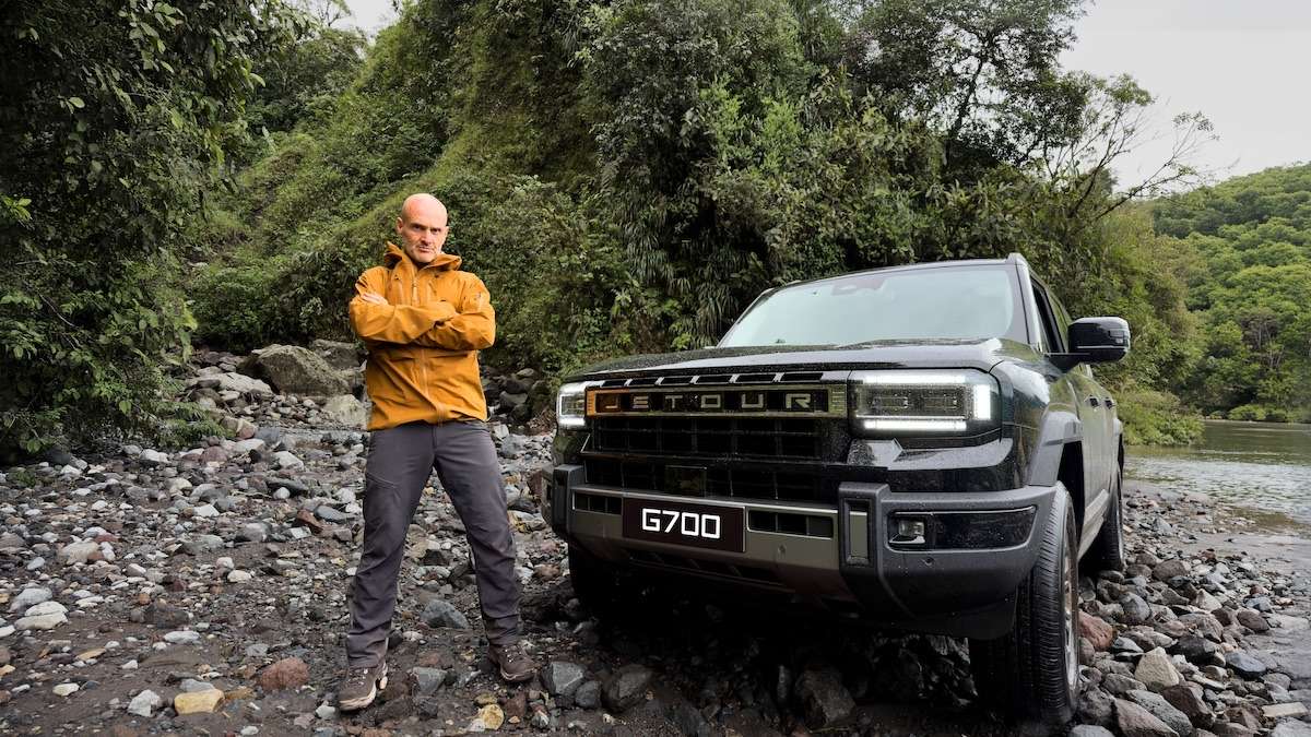 A segunda temporada de Adventure of Extremes, produzida pela JETOUR em parceria com a Discovery, acompanha o explorador Ed Stafford em expedições pelo Equador, Colômbia, Marrocos e Islândia. Os modelos JETOUR G700 e T2 enfrentam terrenos vulcânicos, florestas, deserto, gelo e superfícies de baixa aderência. A produção também apresenta tecnologias de condução off-road e integra a estratégia Travel+ da fabricante para experiências de viagem e exploração.