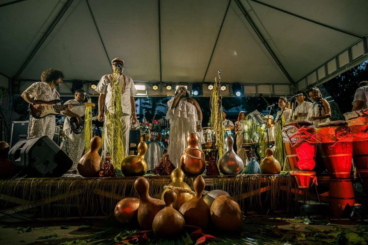 O MAM Bahia recebe o projeto OFÁ NO MAM nos dias 12 e 13 de setembro de 2026, em Salvador. A programação gratuita reúne oficinas de dança afro e atabaques, roda de conversa e show do Grupo Ofá, com participação de Ilessi. Originário do Terreiro do Gantois, o coletivo desenvolve trabalho relacionado às tradições de matriz africana e recentemente participou do álbum EQUILIBRIVM II, de Anitta.