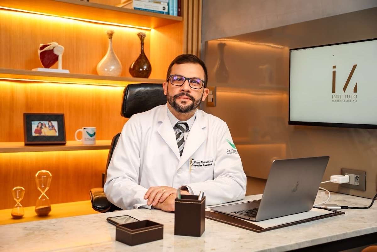 Duas cirurgias complexas de ombro serão realizadas em 29 e 30 de setembro de 2026 no Hospital Santa Izabel, em Salvador, com auxílio de navegação cirúrgica. A tecnologia combina tomografia e planejamento tridimensional para orientar o posicionamento das próteses. Uma paciente de 66 anos fará artroplastia reversa, enquanto outro paciente passará por revisão de prótese implantada há cerca de 12 anos, com perda óssea na região de fixação.