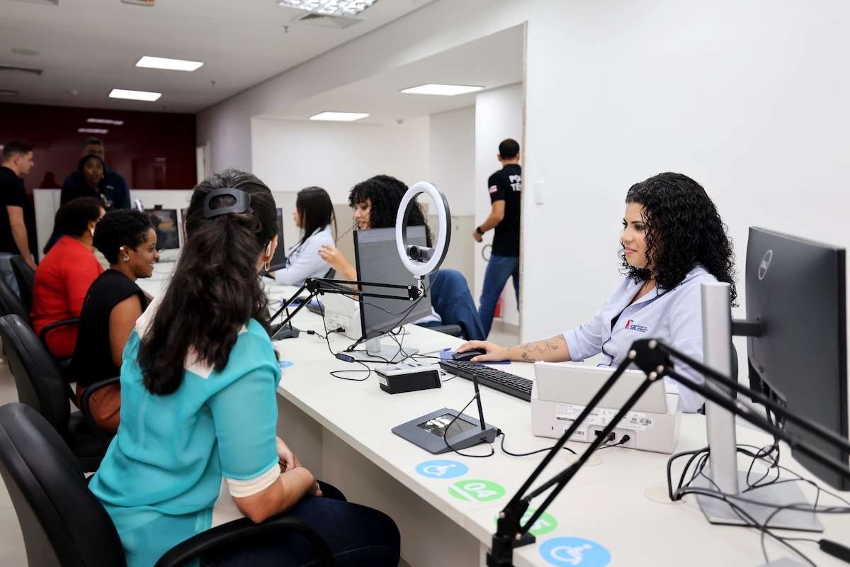 Um novo posto do SAC começou a funcionar nesta quarta-feira (02/09/2026) no Salvador Norte Shopping, em São Cristóvão, para emissão exclusiva da Carteira de Identidade Nacional. O atendimento ocorre mediante agendamento e a primeira via é gratuita. A CIN utiliza o CPF como número único, possui versão digital no GOV.BR e substitui gradualmente o antigo RG, que permanece válido até 28 de fevereiro de 2032.