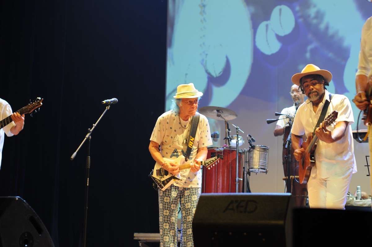 O Olorin estreou em Salvador em 18 de setembro de 2026, no Teatro SESC Casa do Comércio, com participação de Armandinho Macêdo e repertório dedicado a Dorival Caymmi. O espetáculo apresentou novos arranjos instrumentais de 12 composições do compositor, combinando guitarra baiana, bandolim, violões, baixo, percussão, berimbau e projeções do VJ Gabiru. Após a estreia, o projeto prevê circulação nacional e apresentações internacionais a partir de 2027.