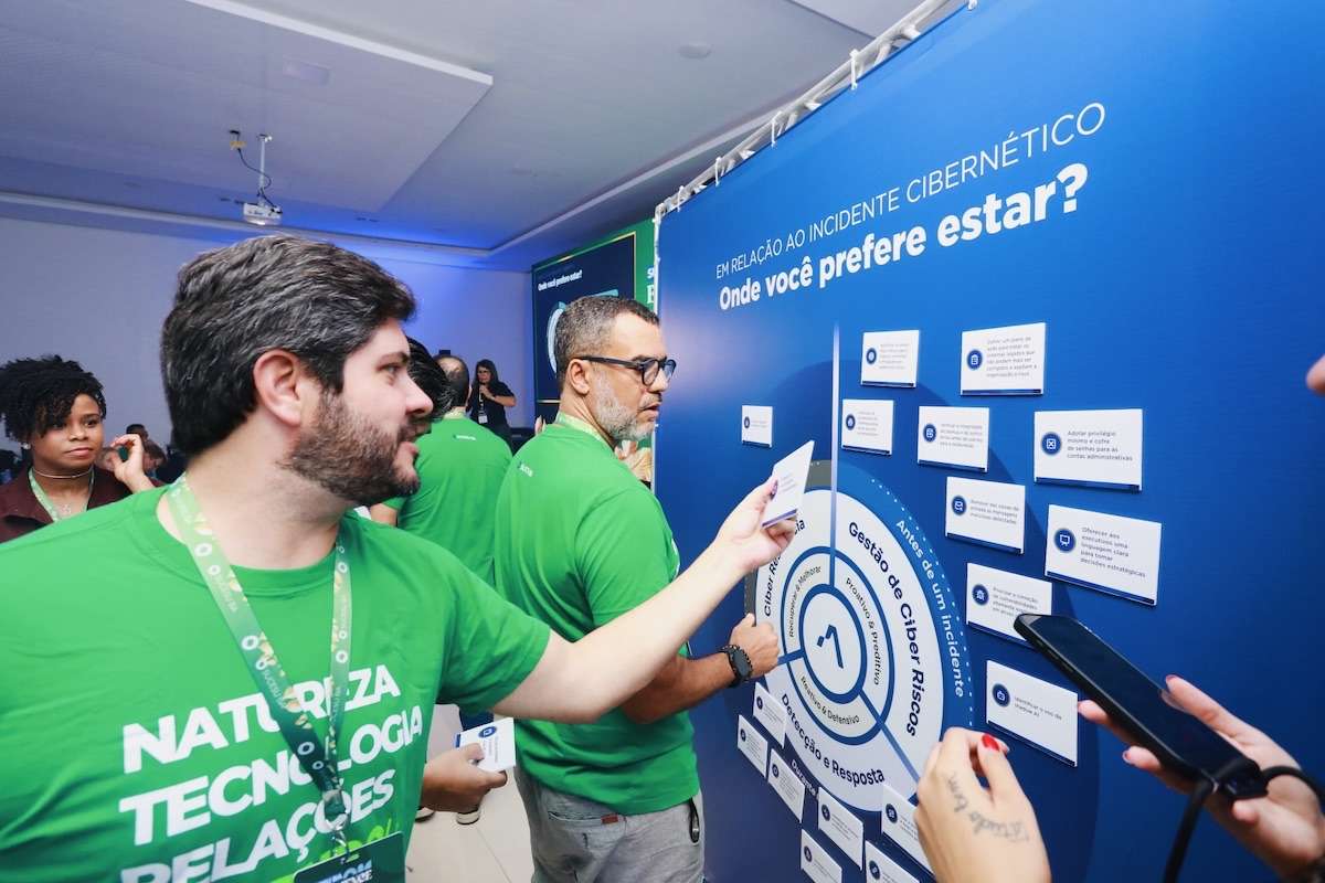 O SUCESU BA Experience 2026 começou nesta sexta-feira (18/09/2026), em Amélia Rodrigues, reunindo lideranças de tecnologia até domingo (20). A programação aborda inteligência artificial generativa, cibersegurança, governança de IA, APIs, microsserviços e computação em nuvem. Alex Winetzki abriu o conteúdo técnico, enquanto Andrea Campelo, Sérgio Leandro e Denilson Filho participaram dos debates. O encontro combina discussões estratégicas, atividades técnicas e relacionamento entre profissionais de TIC.