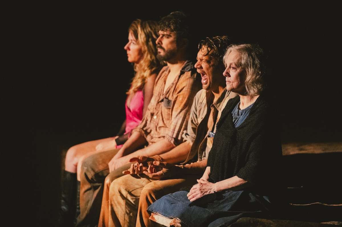 O espetáculo “Tom na Fazenda” será apresentado em Camaçari nos dias 22 e 23 de setembro de 2026, no Teatro Cidade do Saber. Protagonizada por Armando Babaioff e dirigida por Rodrigo Portella, a montagem adapta texto de Michel Marc Bouchard e aborda luto, homofobia, preconceito, violência e repressão familiar. A circulação nacional percorre 30 municípios e integra ações do Ministério da Cultura, com patrocínio da Petrobras pela Lei Rouanet.